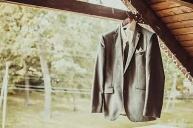What are the clothes and accessories that the deceased may wear at the time of cremation?