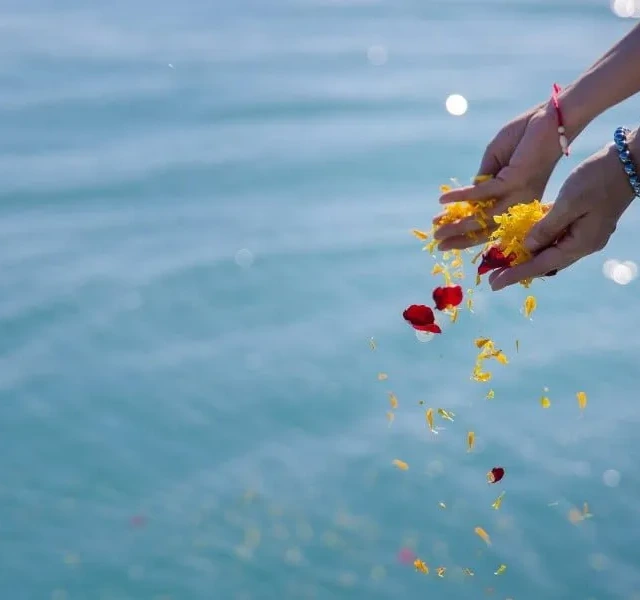Ceremonia cenizas en el mar