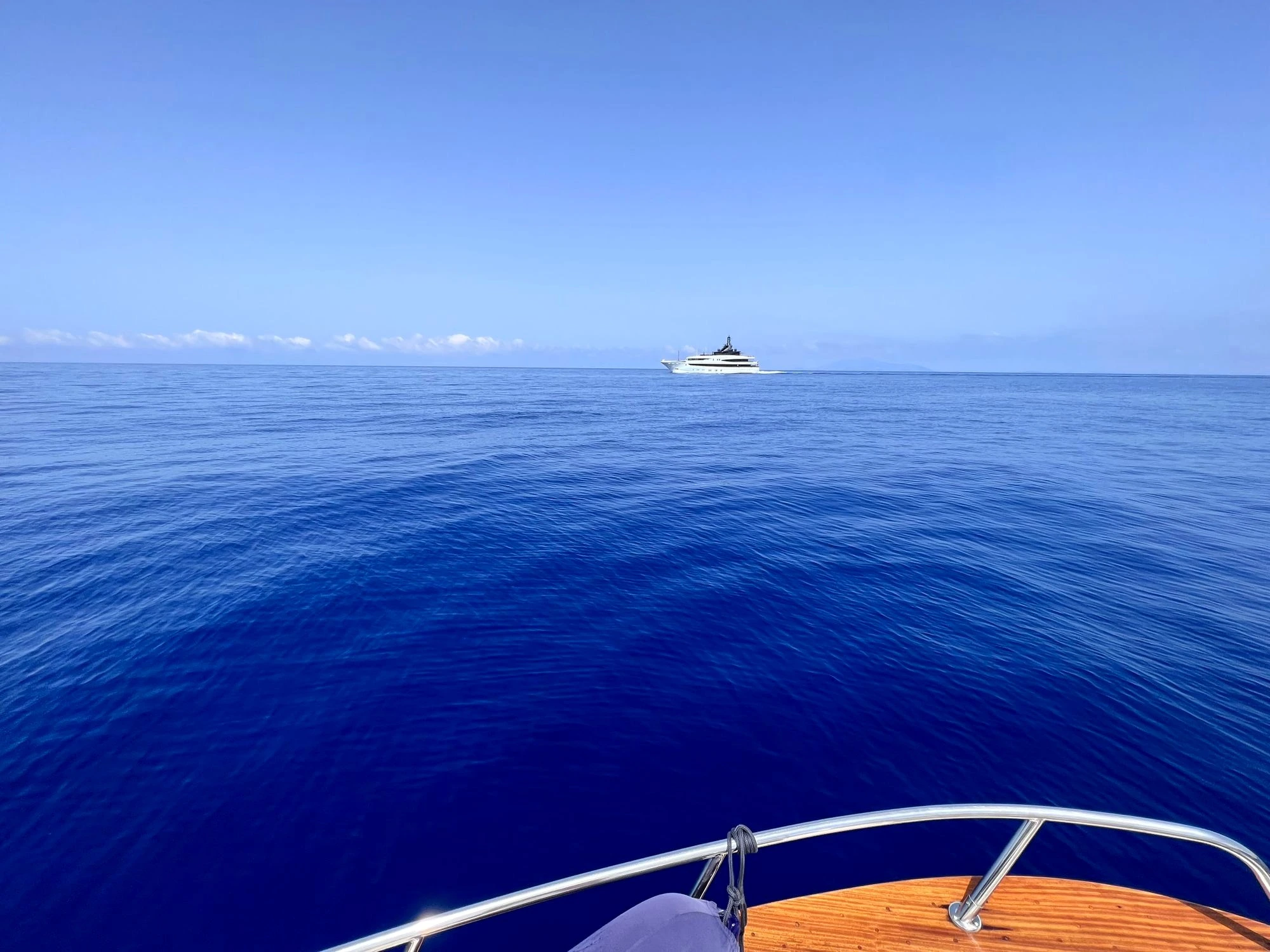Mar abierto azul intenso visto desde la proa de un yate