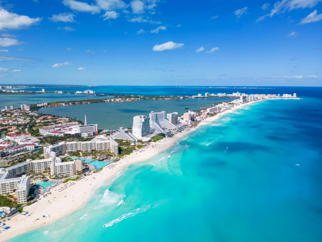 Vista aérea de la zona hotelera de Cancún y el mar Caribe turquesa