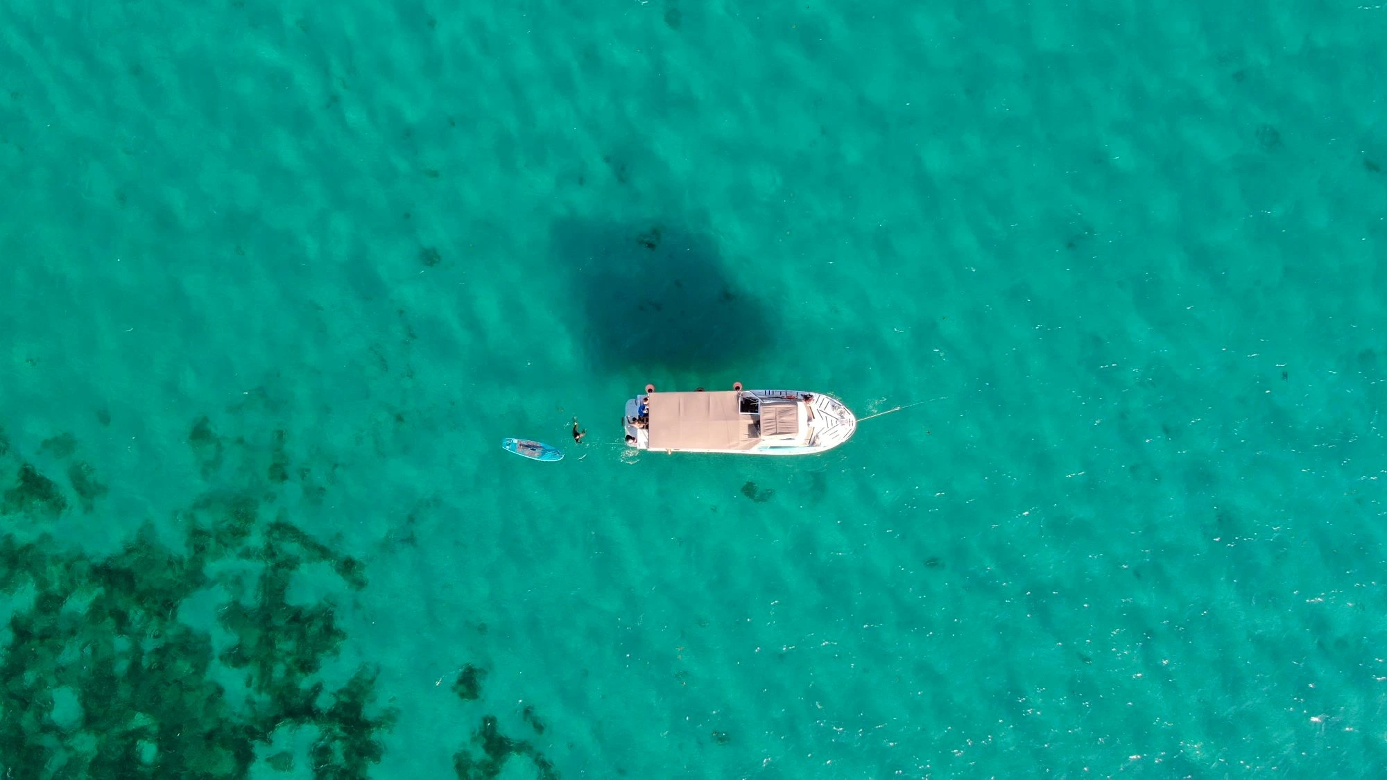 Embarcación sobre el mar Caribe turquesa de Quintana Roo