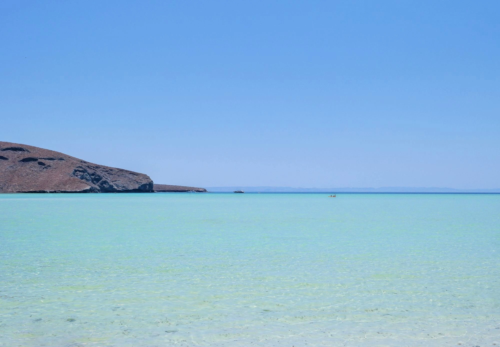 Aguas cristalinas de Playa Balandra en La Paz