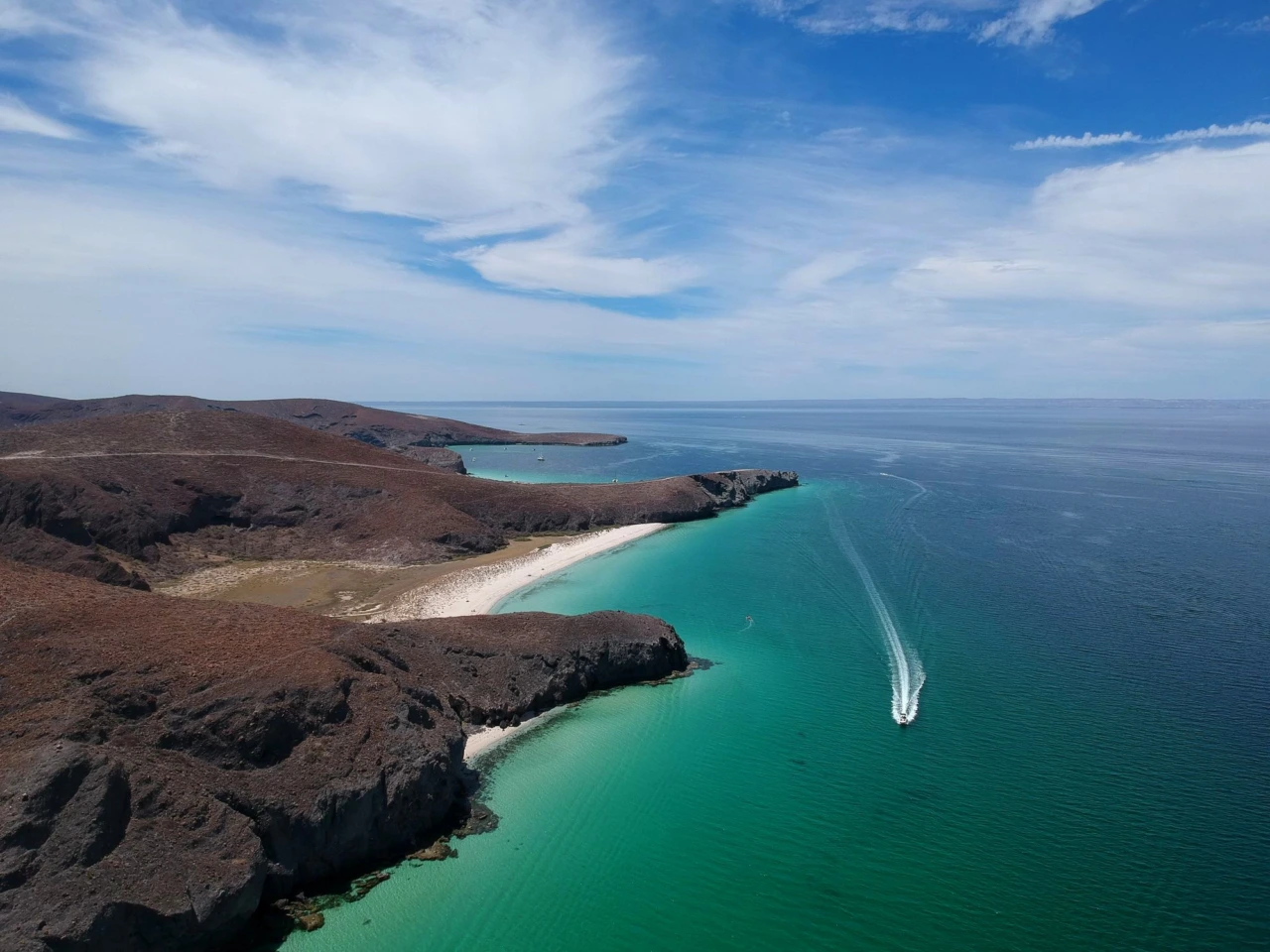 Embarcación navegando frente a la costa de Baja California Sur