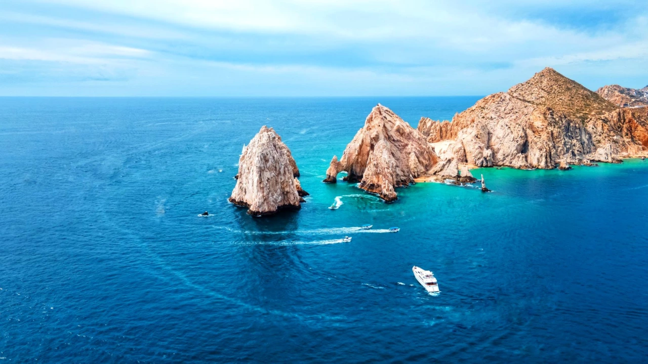 Vista aérea de El Arco de Cabo San Lucas y el mar azul