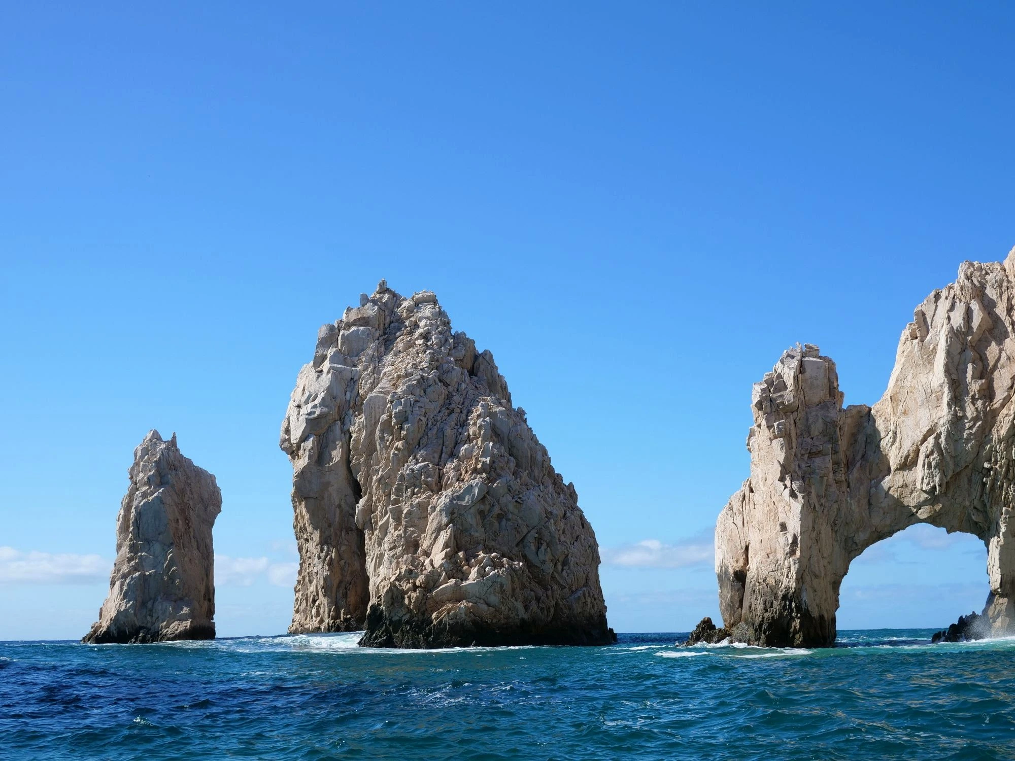 Formaciones rocosas de El Arco en Cabo San Lucas bajo el cielo azul