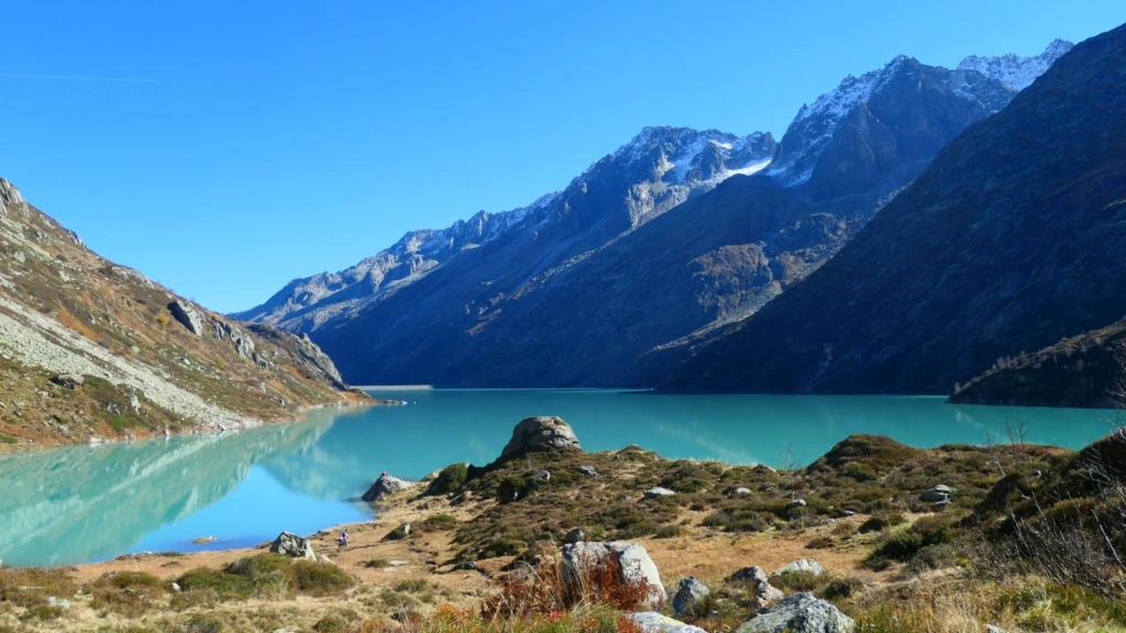 Lago de agua turquesa entre montañas bajo un cielo azul