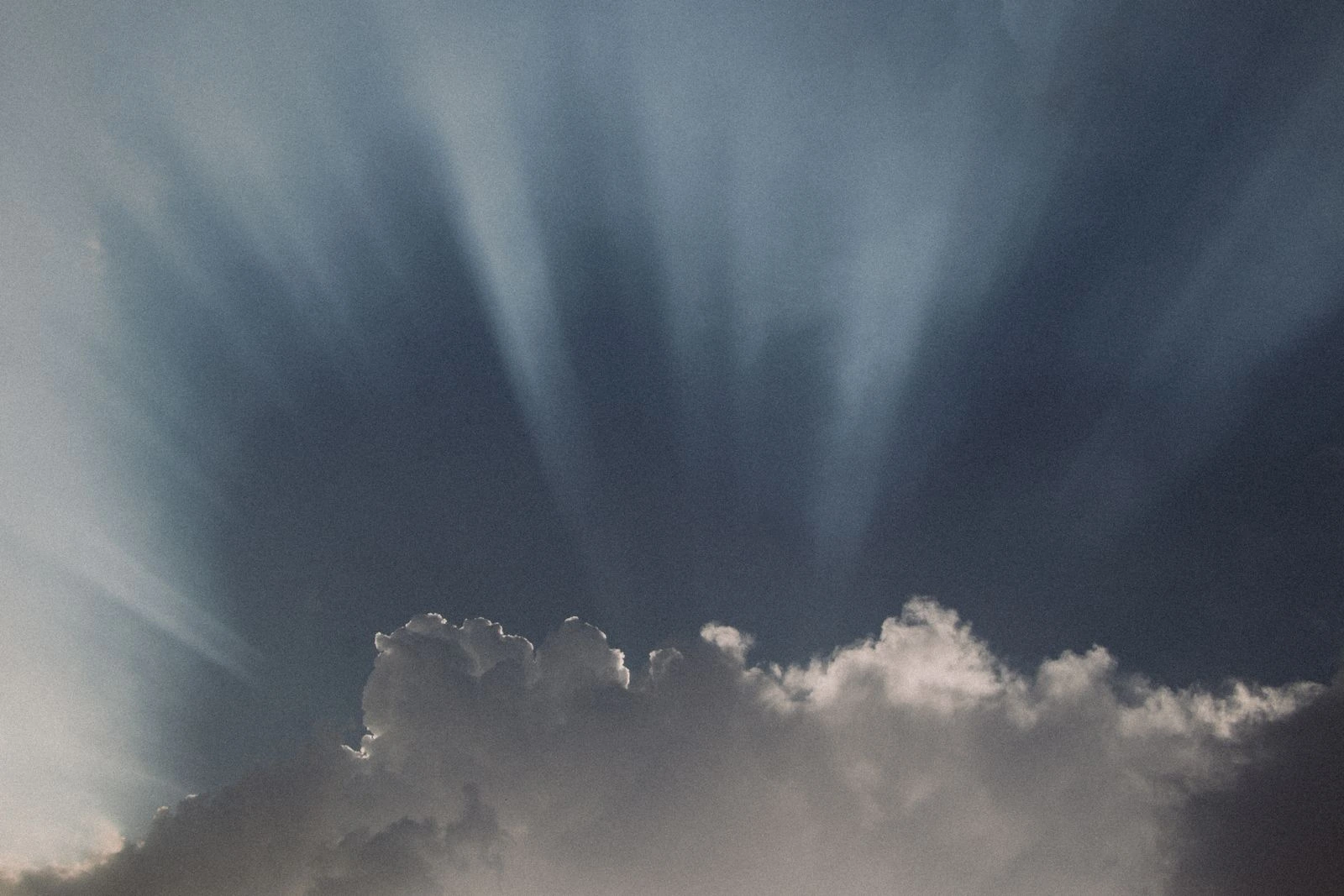 Rayos de sol atravesando las nubes en un cielo abierto