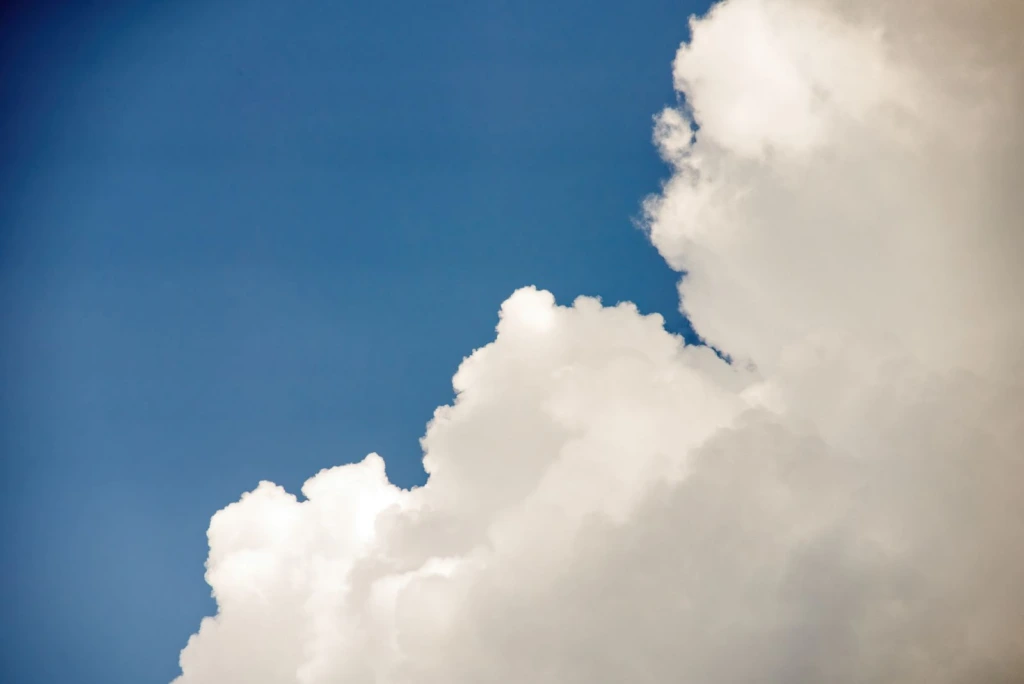 Nubes blancas que cruzan un cielo azul despejado