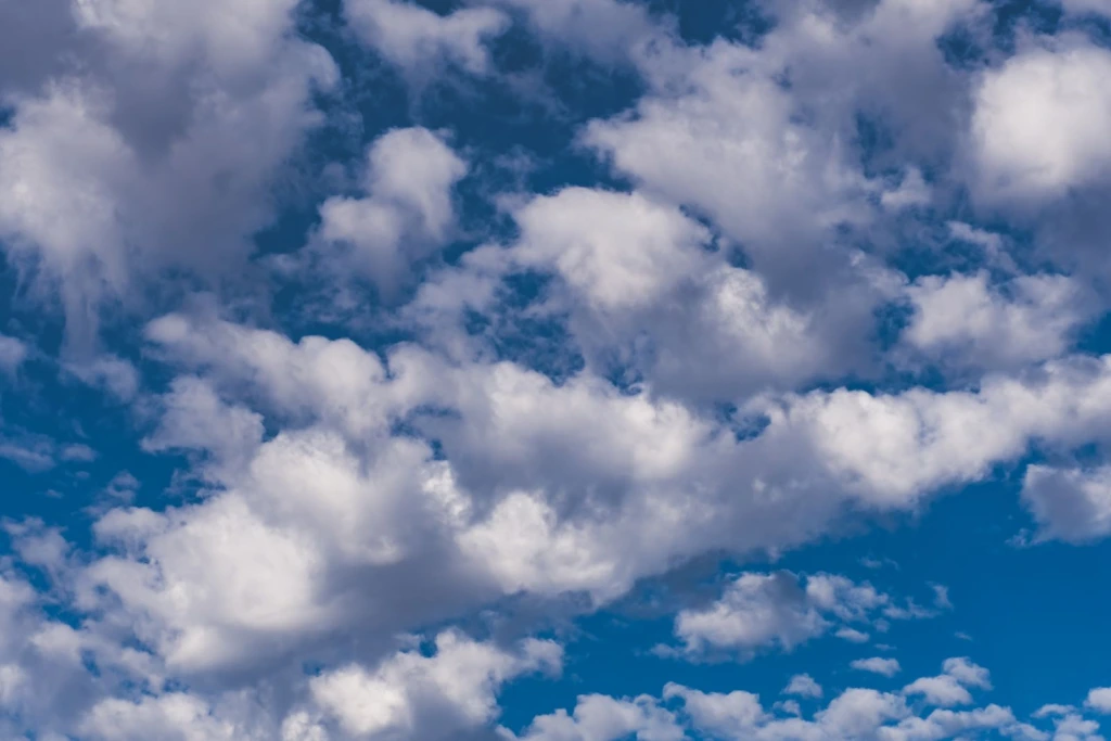 Cielo azul lleno de nubes blancas en un día de verano