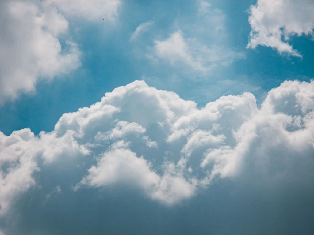 Nubes blancas esponjosas en un cielo azul brillante