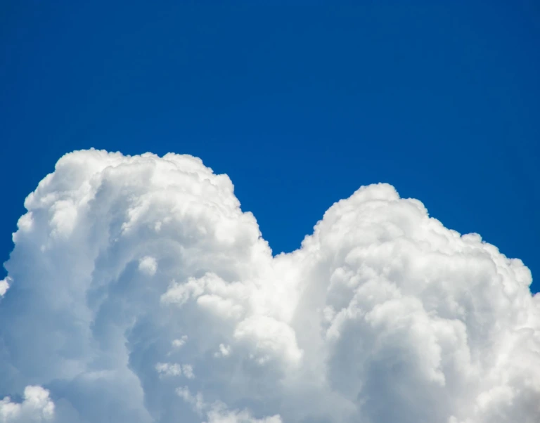Nube blanca grande sobre un cielo azul intenso