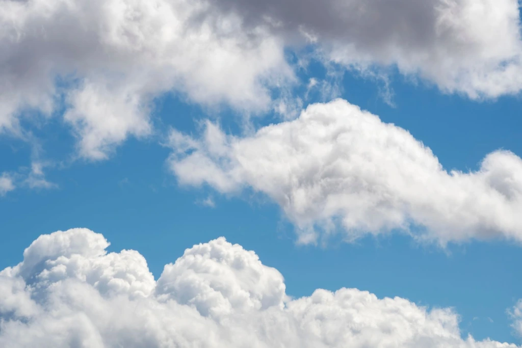 Nubes suaves que flotan en un cielo azul claro