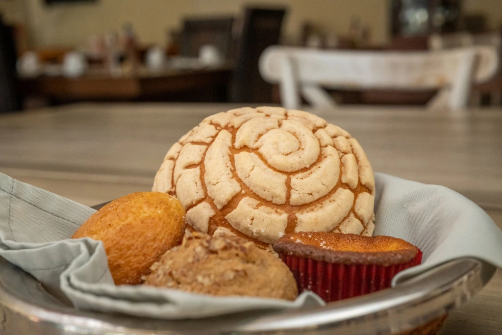 Canasta con conchas y pan dulce mexicano