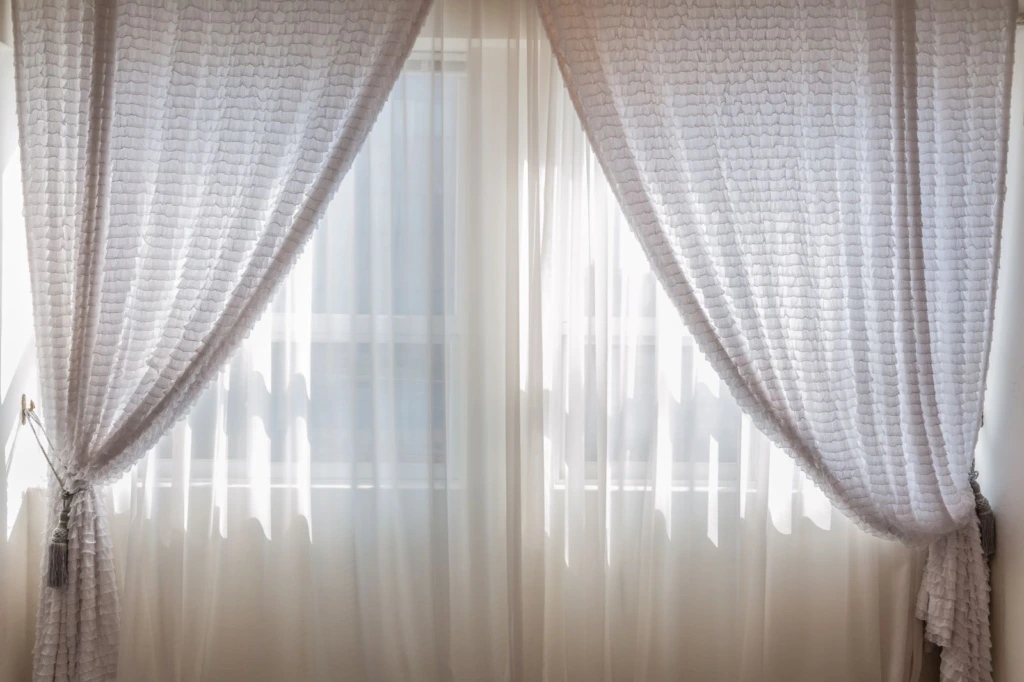Ventana con cortinas blancas y luz natural
